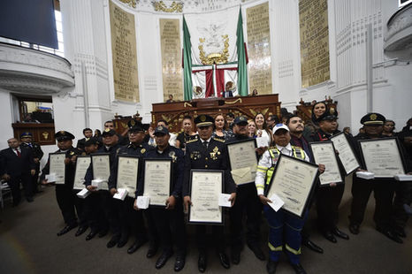 Congreso de la CDMX entrega medalla al mérito policial a 120 elementos; destacan reducción histórica de delitos