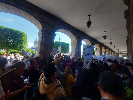 Trabajadores del DIF exigen al Jefe de Gobierno pago de FONAC.