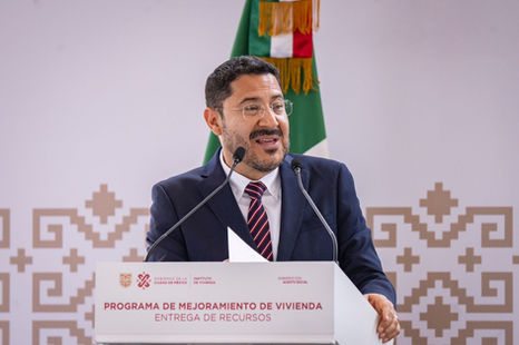 Martí Batres entregó recurso del programa "Mejoramiento de Vivienda" en Venustiano Carranza