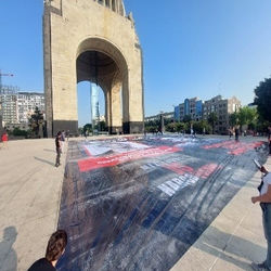 Brenda Valenzuela madre buscadora exigen justicia con megamanta en el Monumento a la Revolución
