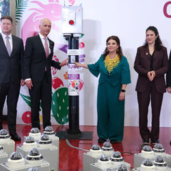 Clara Brugada entregó 30 mil videocámaras y 15 mil tótems para la seguridad de la CDMX