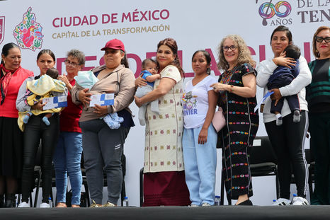 La Jefa de Gobierno, Clara Brugada, entregó el programa "Desde la Cuna", en el Zócalo
