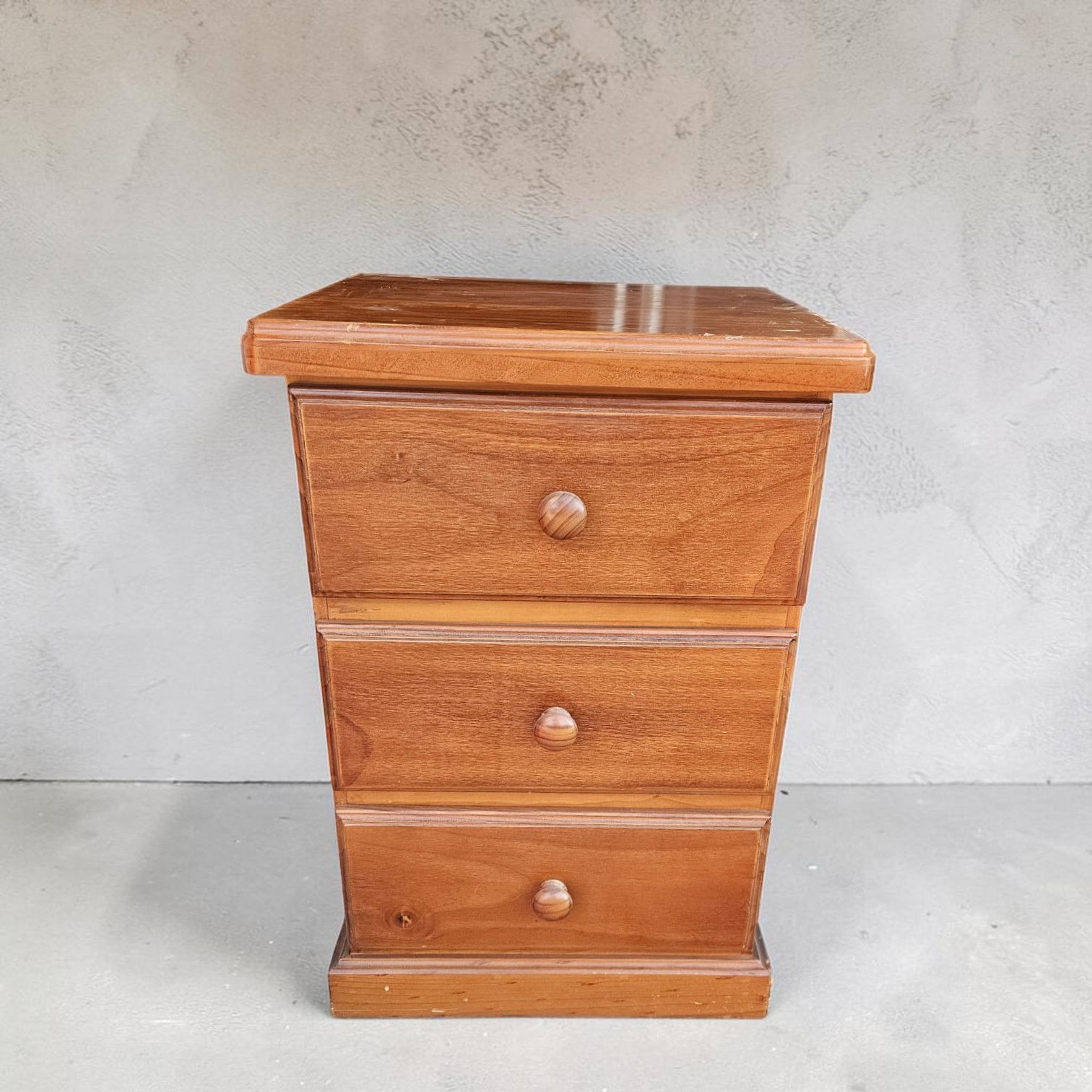 Honey-Brown Finish Classic 3-Drawer Wooden Nightstand (Dimensions: 78x48x42)
