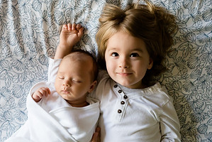 Un enfant en bas âge et un bébé