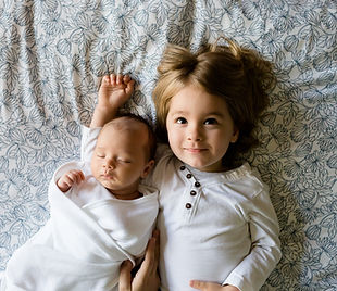 Un enfant en bas âge et un bébé
