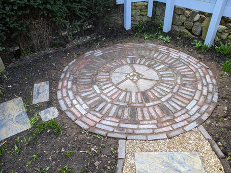 Rustic small front garden