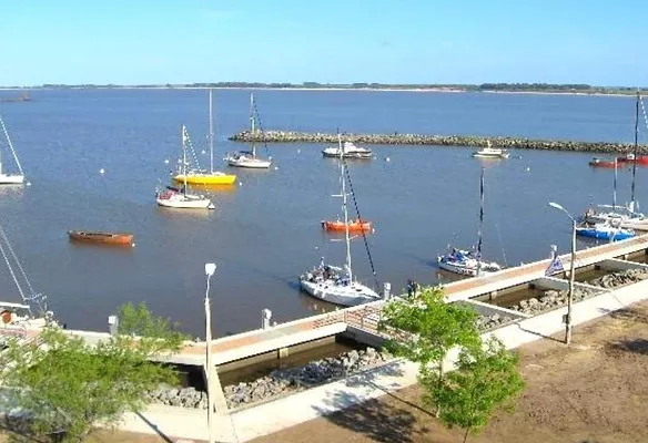 1-puerto-de-juan-lacaze_6cbd2fa6413f77a7 (1).webp