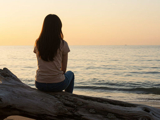 海辺でこれからのことを考える女性
