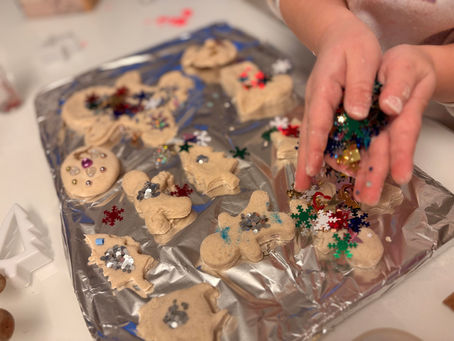 Salzteigornamenten und Kinderhände die sie verzieren