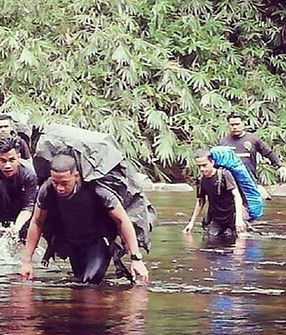 gunung-tahan-group-cross-river_edited.jpg
