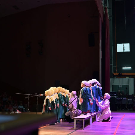 Belakang pentas pun dah macam pesta kecil! 😍