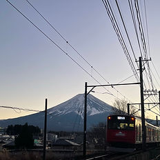 ノスタルジックな雰囲気漂う電車と富士山