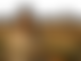 Uma moça com pedaço de papel e uma imagem da Italia ao fundo.