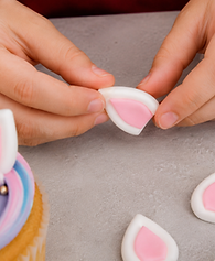Close-up van kleine handjes die unicorn decoraties plaatsen