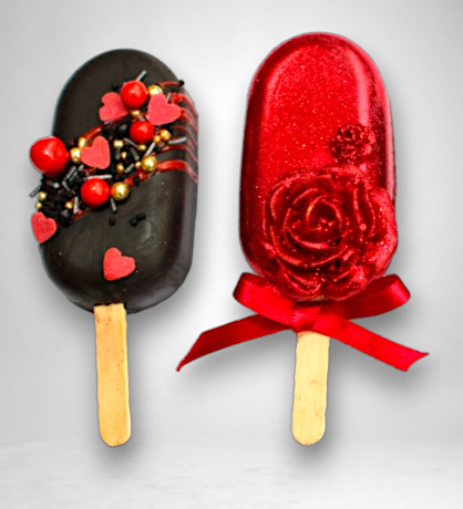 romantische popsicles in zwart en rood, met hartjes en bloemen – romantic black and red cake popsicles decorated with hearts and roses