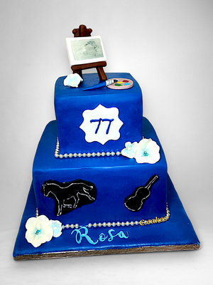 Verjaardagstaart voor een kunstenaar met donkerblauwe fondant, schildersezel en penseel-details – een unieke, handgemaakte creatie op maat. Ambachtelijk ontworpen door C-Cakes in Hamme.