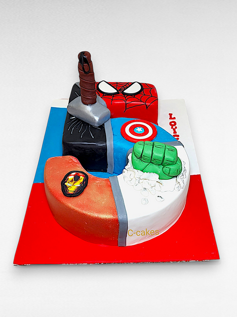 superheldentaart met fondant hamer van Thor, en logo’s van Spiderman, Captain America, Hulk en Batman – superhero cake with Thor’s hammer and iconic logos from Marvel and DC