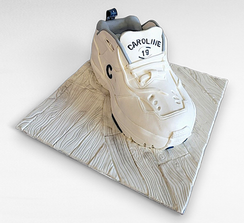 realistische taart in de vorm van een witte sneaker, perfect voor een sportief verjaardagsfeest