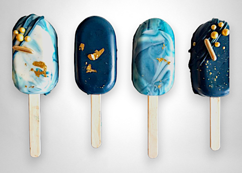 cake popsicles in marineblauw en marmer met gouden details – navy blue and marble cake popsicles with gold flakes and sprinkles