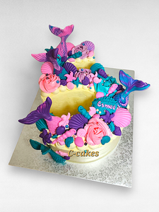 kleurrijke taart met fondant zeemeerminstaarten, schelpen en parels – mermaid theme cake decorated with fondant tails, shells and under-the-sea elements