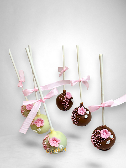 romantische cake pops in roze en bruin, afgewerkt met strikken en sprinkles – romantic pink and chocolate cake pops with ribbons and sprinkle toppings