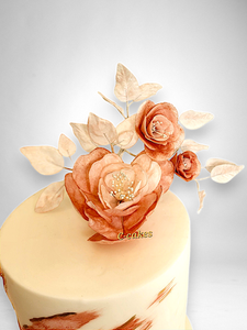 elegante taart met bronzen suikerbloemen en transparante bladeren – a refined cake with bronze-toned fondant roses and delicate edible leaves