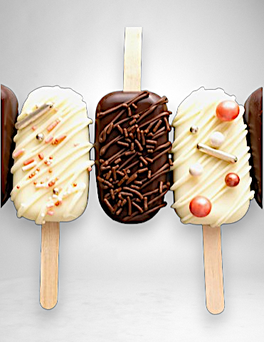 cake popsicles in melk- en witte chocolade met sprinkles en parels – chocolate and white chocolate popsicles with sprinkles and sugar pearls