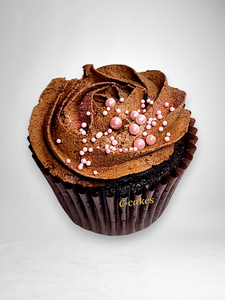 cupcake met chocoladecrème, versierd met roze en witte suikerparels – chocolate swirl cupcake topped with pink and white sugar pearls