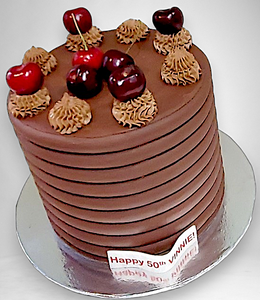 rijke chocoladetaart met kersen, truffels en spuitdecoratie – decadent chocolate cake topped with cherries and rosettes, perfect for chocolate lovers