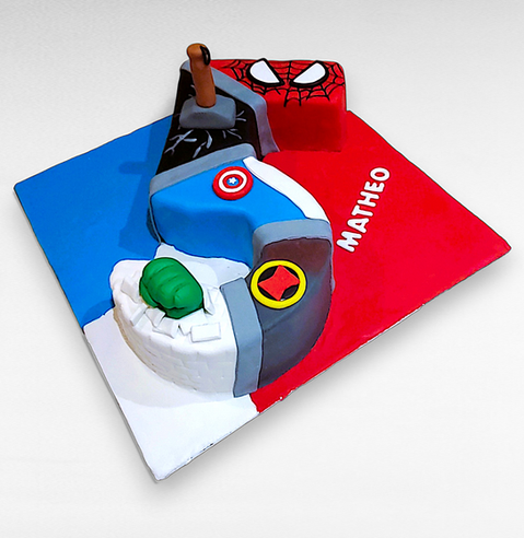 kindertaart met Spiderman, Captain America en Hulk symbolen – kids birthday cake featuring superhero elements in bold colors