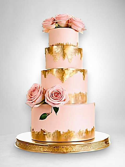 romantische bruidstaart in poederroze met handgeschilderd goud en rozen – elegant blush pink tiered cake with gold foil and sugar roses