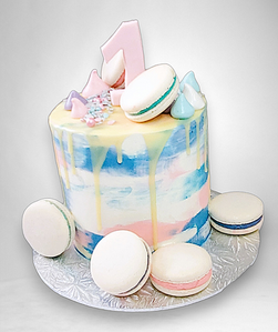pastelkleurige driptaart met eenhoorn thema, macarons en cijfer 1 – pastel unicorn drip cake with macarons and fondant number 1
