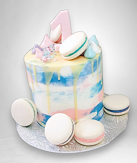 pastelkleurige driptaart met eenhoorn thema, macarons en cijfer 1 – pastel unicorn drip cake with macarons and fondant number 1