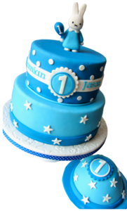 blauwe verjaardagstaart in 2 lagen met sterren en Nijntje figuur bovenop – two-tier blue Miffy birthday cake with stars and fondant topper