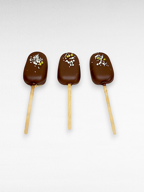 kleine cake popsicles in pure chocolade met witte parels – mini dark chocolate cake popsicles topped with white sugar pearls