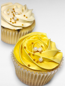 cupcake met gele crème en decoratieve gouden parels – yellow frosted cupcake with edible golden pearls