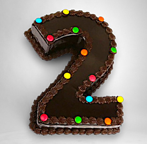 cijfertaart in de vorm van het getal 2, rijkelijk gedecoreerd met chocolade en smarties – chocolate number cake shaped as a 2, decorated with candies