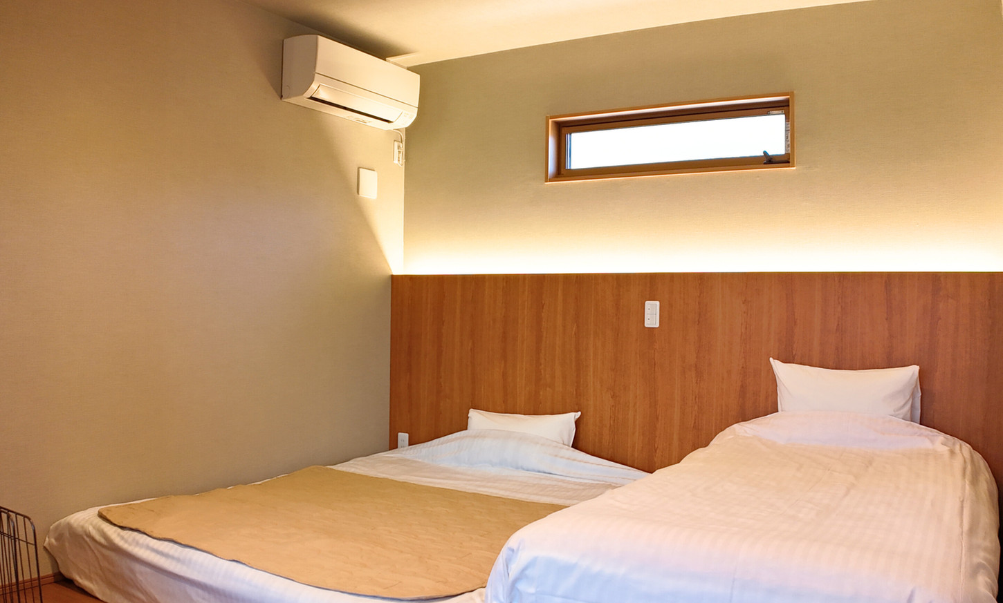 B棟1階クイーン・シングル
ツイン(クイーン・シングル)寝具はわんこが登りやすい高さ(低)、足の不自由なお客様にも使いやすい高さ(高)の2つを組み合わせております。