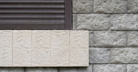 Superficie compuesta por bloques de cantera colocados en patrón rectangular, con tonos claros y textura rugosa.