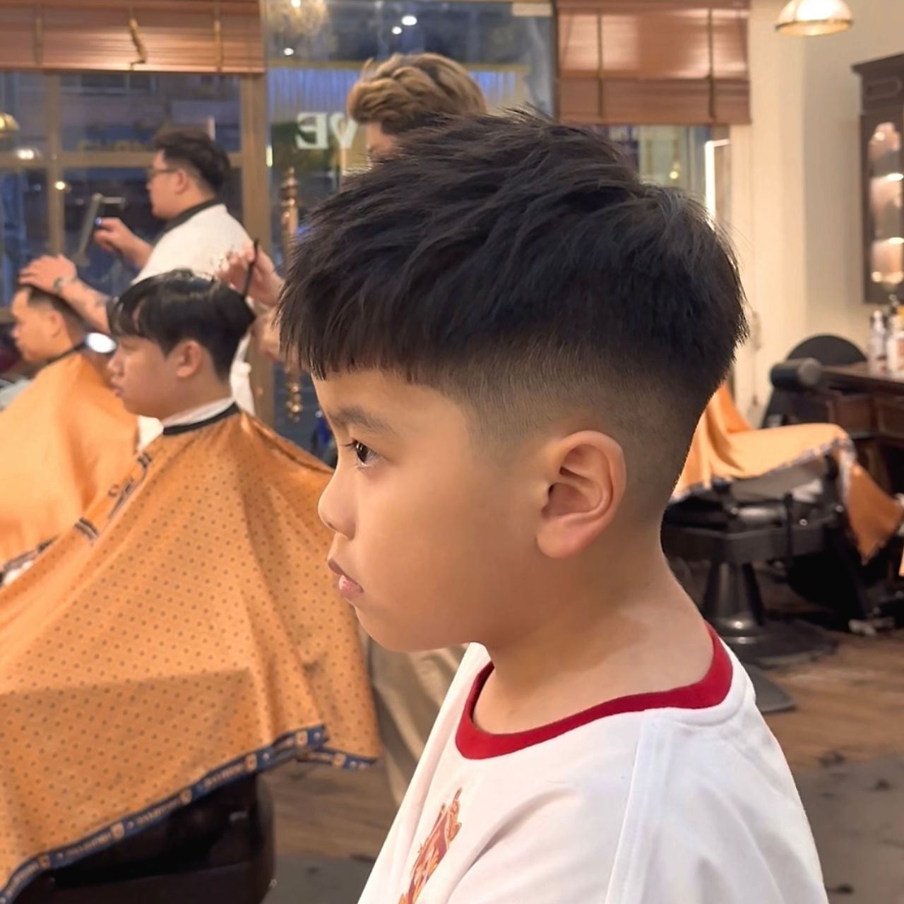 cạo râu khăn nóng, barber, barbershop, tiệm tóc nam, cắt tóc nam, tiệm hớt tóc, hớt tóc nam, tóc nam đẹp, tiệm cắt tóc quận 3, tiệm tóc quận 10, tiệm tóc quận 5, tóc nam lịch sự, tóc nam cổ điển, tạo kiểu tóc, sấy tóc, cắt tóc, tóc nam sành điệu, tóc đẹp quận 3, nhuộm tóc nam, uốn tóc, ép side, sidepart, buzzcut, tóc chải, pomade, undercut, pompadour