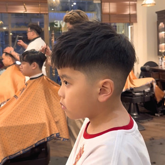 cạo râu khăn nóng, barber, barbershop, tiệm tóc nam, cắt tóc nam, tiệm hớt tóc, hớt tóc nam, tóc nam đẹp, tiệm cắt tóc quận 3, tiệm tóc quận 10, tiệm tóc quận 5, tóc nam lịch sự, tóc nam cổ điển, tạo kiểu tóc, sấy tóc, cắt tóc, tóc nam sành điệu, tóc đẹp quận 3, nhuộm tóc nam, uốn tóc, ép side, sidepart, buzzcut, tóc chải, pomade, undercut, pompadour
