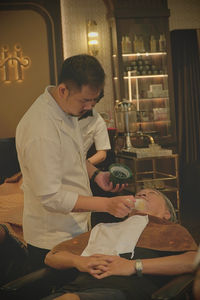cạo râu khăn nóng, barber, barbershop, tiệm tóc nam, cắt tóc nam, tiệm hớt tóc, hớt tóc nam, tóc nam đẹp, tiệm cắt tóc quận 3, tiệm tóc quận 10, tiệm tóc quận 5, tóc nam lịch sự, tóc nam cổ điển, tạo kiểu tóc, sấy tóc, cắt tóc, tóc nam sành điệu, tóc đẹp quận 3, nhuộm tóc nam, uốn tóc, ép side, sidepart, buzzcut, tóc chải, pomade, undercut, pompadour,