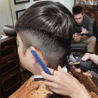 barber, barbershop, tiệm tóc nam, cắt tóc nam, tiệm hớt tóc, hớt tóc nam, tóc nam đẹp, tiệm cắt tóc quận 3, tiệm tóc quận 10, tiệm tóc quận 5, tóc nam lịch sự, tóc nam cổ điển, tóc nam đi tiệt, cắt tóc nam ở đâu, tạo kiểu tóc, sấy tóc, cắt tóc, tóc nam sành điệu, tóc đẹp quận 3, nhuộm tóc nam, uốn tóc, ép side, sidepart, longtrim, buzzcut, tóc chải, pomade, undercut, pompadour, gentleman
