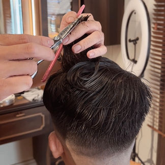 barber, barbershop, tiệm tóc nam, cắt tóc nam, tiệm hớt tóc, hớt tóc nam, tóc nam đẹp, tiệm cắt tóc quận 3, tiệm tóc quận 10, tiệm tóc quận 5, tóc nam lịch sự, tóc nam cổ điển, tóc nam đi tiệt, cắt tóc nam ở đâu, tạo kiểu tóc, sấy tóc, cắt tóc, tóc nam sành điệu, tóc đẹp quận 3, nhuộm tóc nam, uốn tóc, ép side, sidepart, longtrim, buzzcut, tóc chải, pomade, undercut, pompadour, gentleman