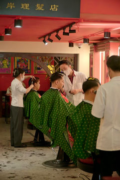 cạo râu khăn nóng, barber, barbershop, tiệm tóc nam, cắt tóc nam, tiệm hớt tóc, hớt tóc nam, tóc nam đẹp, tiệm cắt tóc quận 3, tiệm tóc quận 10, tiệm tóc quận 5, tóc nam lịch sự, tóc nam cổ điển, tạo kiểu tóc, sấy tóc, cắt tóc, tóc nam sành điệu, tóc đẹp quận 3, nhuộm tóc nam, uốn tóc, ép side, sidepart, buzzcut, tóc chải, pomade, undercut, pompadour