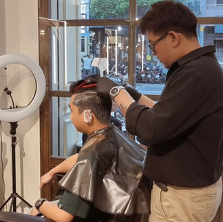 barber, barbershop, tiệm tóc nam, cắt tóc nam, tiệm hớt tóc, hớt tóc nam, tóc nam đẹp, tiệm cắt tóc quận 3, tiệm tóc quận 10, tiệm tóc quận 5, tóc nam lịch sự, tóc nam cổ điển, tóc nam đi tiệt, cắt tóc nam ở đâu, tạo kiểu tóc, sấy tóc, cắt tóc, tóc nam sành điệu, tóc đẹp quận 3, nhuộm tóc nam, uốn tóc, ép side, sidepart, longtrim, buzzcut, tóc chải, pomade, undercut, pompadour, gentleman,