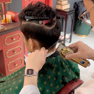 bespoke barbering, bespokecoloring, bespoke home service, cắt tóc tận nơi, cắt tóc tận nhà, barber home service, cạo râu khăn nóng, barber, barbershop, tiệm tóc nam, cắt tóc nam, tiệm hớt tóc, hớt tóc nam, tóc nam đẹp, tiệm cắt tóc quận 3, tiệm tóc quận 10, tiệm tóc quận 5, tóc nam lịch sự, tóc nam cổ điển, cắt tóc, nhuộm tóc nam, uốn tóc, ép side