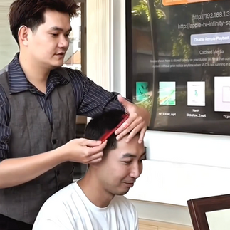 Barber Highfive Barbershop đang cắt tóc tận nơi cho nhân viên nam tại văn phòng làm việc chuyên nghi