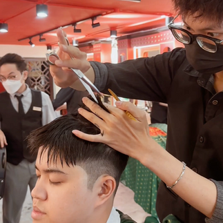 cạo râu khăn nóng, barber, barbershop, tiệm tóc nam, cắt tóc nam, tiệm hớt tóc, hớt tóc nam, tóc nam đẹp, tiệm cắt tóc quận 3, tiệm tóc quận 10, tiệm tóc quận 5, tóc nam lịch sự, tóc nam cổ điển, tạo kiểu tóc, sấy tóc, cắt tóc, tóc nam sành điệu, tóc đẹp quận 3, nhuộm tóc nam, uốn tóc, ép side, sidepart, buzzcut, tóc chải, pomade, undercut, pompadour,