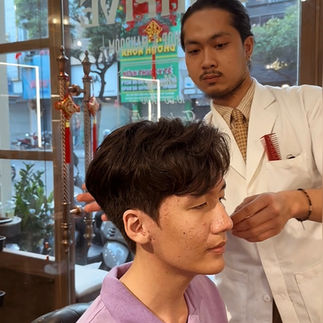 cạo râu khăn nóng, barber, barbershop, tiệm tóc nam, cắt tóc nam, tiệm hớt tóc, hớt tóc nam, tóc nam đẹp, tiệm cắt tóc quận 3, tiệm tóc quận 10, tiệm tóc quận 5, tóc nam lịch sự, tóc nam cổ điển, tạo kiểu tóc, sấy tóc, cắt tóc, tóc nam sành điệu, tóc đẹp quận 3, nhuộm tóc nam, uốn tóc, ép side, sidepart, buzzcut, tóc chải, pomade, undercut, pompadour